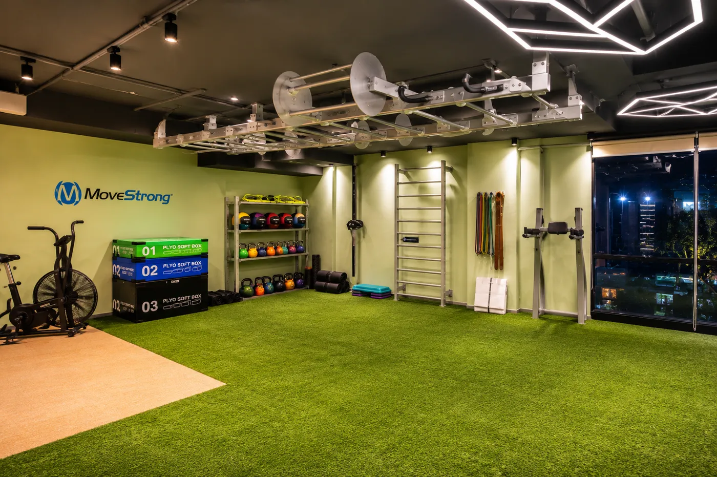 Members training in the MoveStrong CrossFit and strength zone at V2 Fitness Zone Kompally